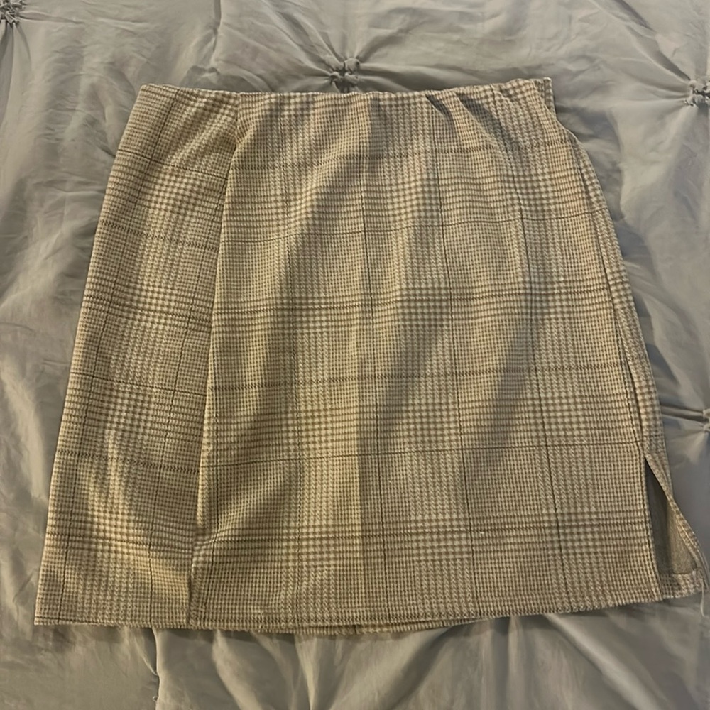 Cute mini skirt.